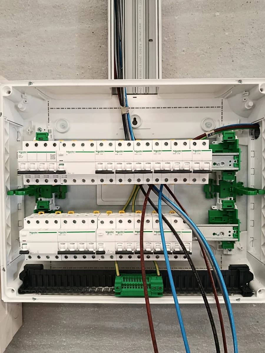 Cuadro eléctrico durante la fase inicial de montaje y conexionado