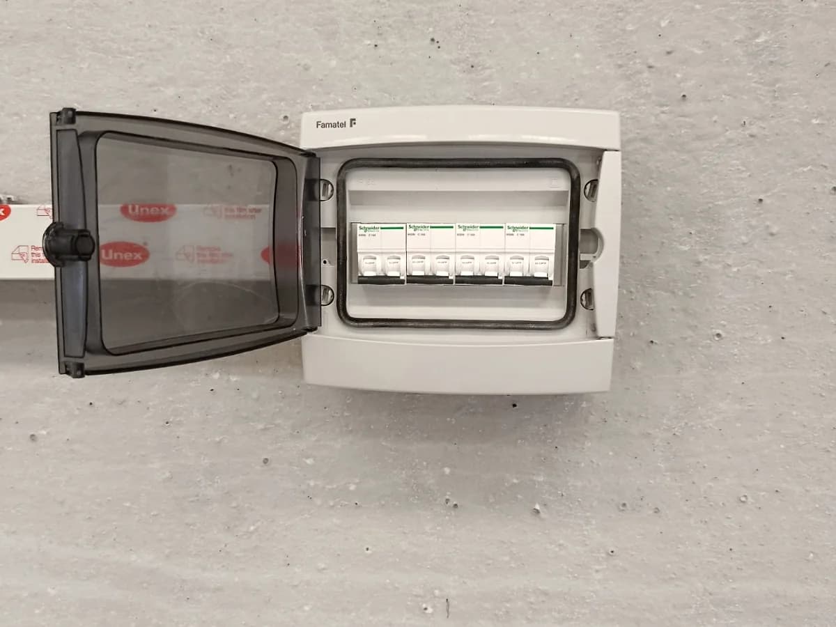 Cuadro eléctrico local con protecciones magnetotérmicas en una nave industrial