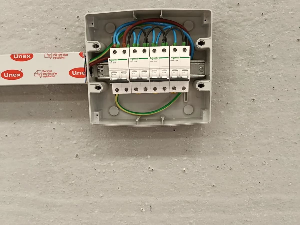 Detalle interior de una caja con protecciones eléctricas y conductor de tierra